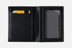 Best Classic: TUMI Men’s Monaco Gusseted Business Card Holder Wallet
